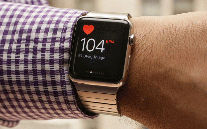 طبيب يستخدم «أبل ووتش» في إنقاذ حياة راكبة على متن طائرة