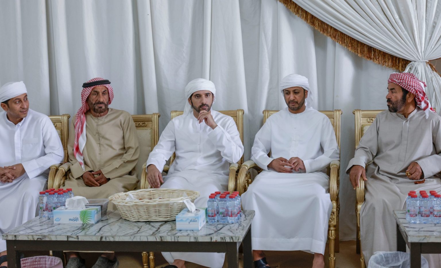 حمدان بن محمد يُقدّم واجب العزاء في حميد بن سالم بنواس الكتبي