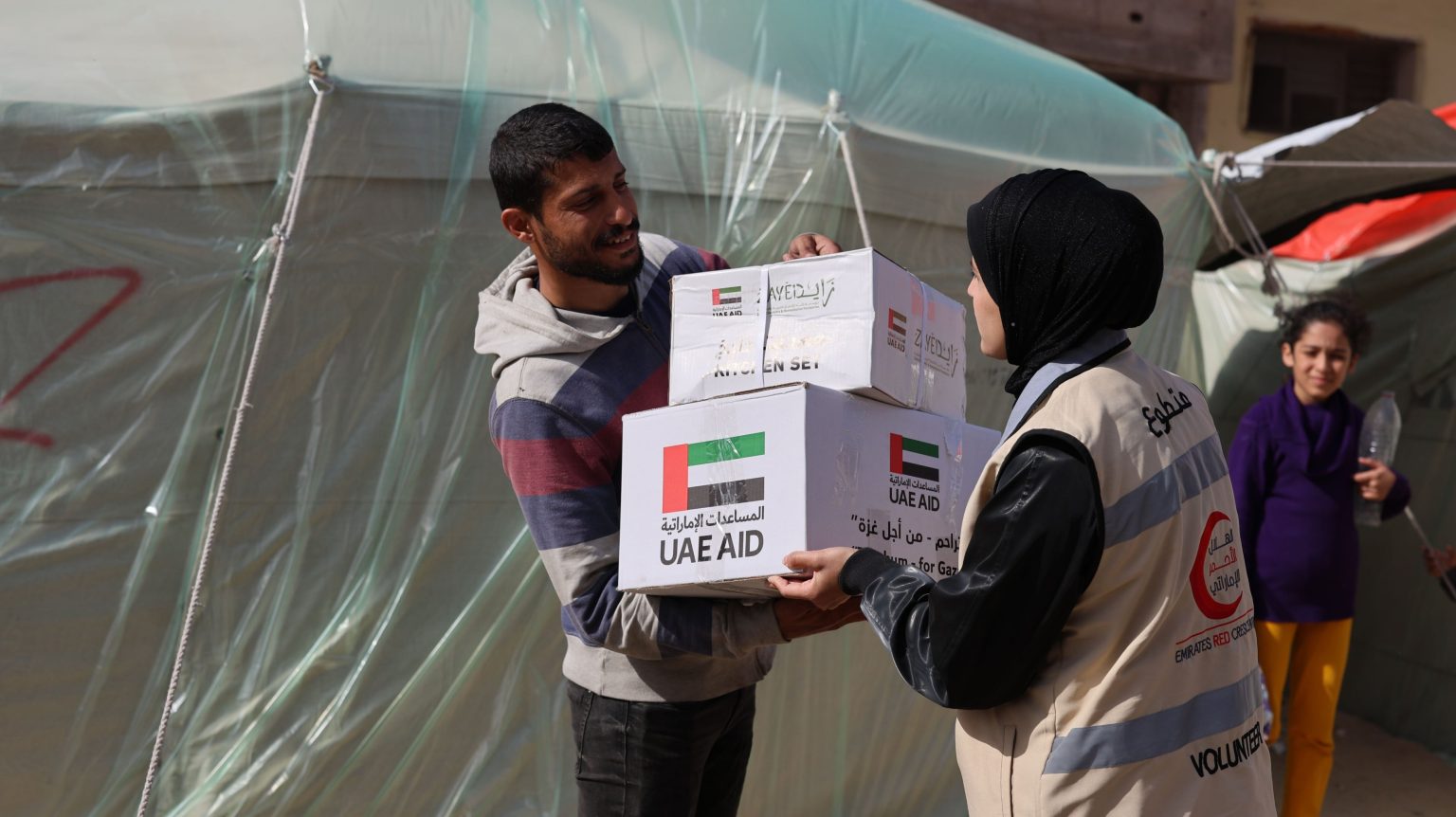 الهلال الأحمر الإماراتي يواصل توزيع المساعدات الإغاثية على أهالي غزة