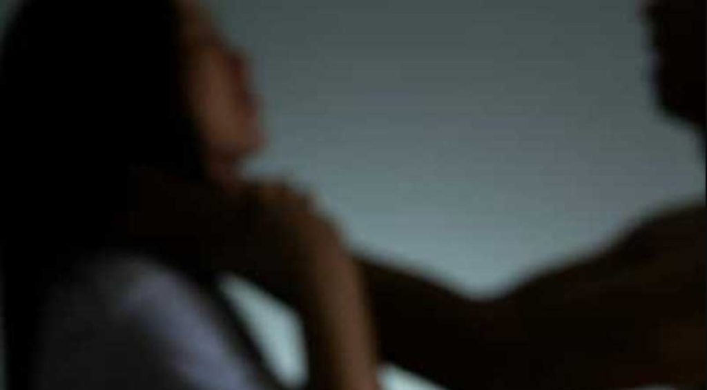 مضيفة طيران تونسية تنهي حياة ابنتها خنقاً بسبب منام