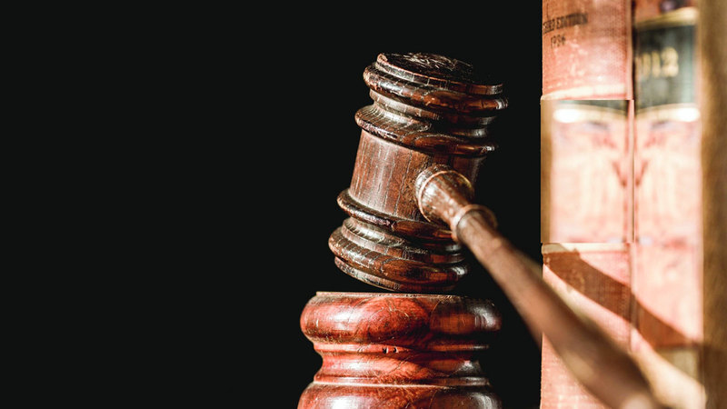 آسيوي يسرق 700 ألف درهم من موظفين بالحيلة