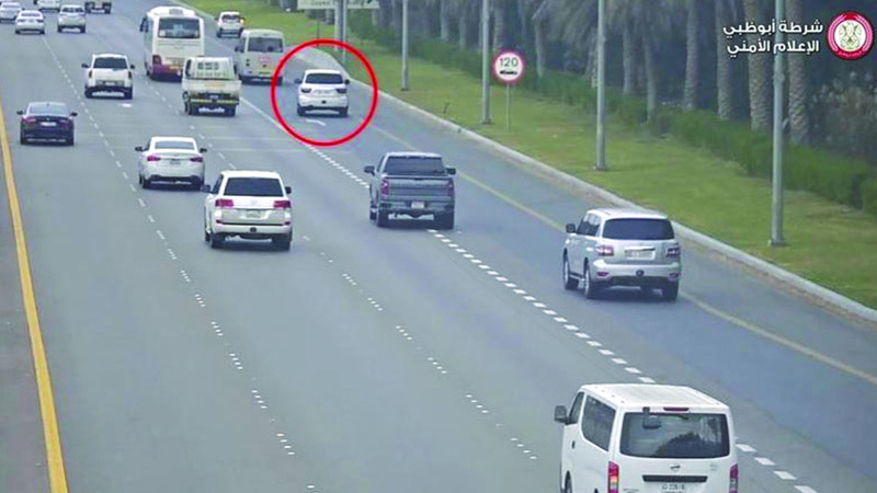 تغيير المسارات دون إشارة يربك السائقين.. ويتسبب في حوادث مرورية