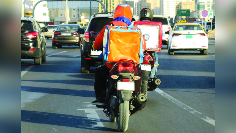 سائقو دراجات نارية ينتهكون مسافة الأمان
