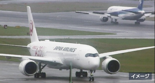 تصادم بين طائرتين في مطار ياباني.. فيديو