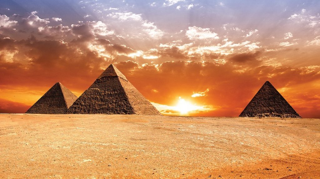 مسؤول مصري ينفي “تبليط” الهرم الثالث .. ويقول: “وراء الإشاعة ست بتحب تعمل هيصة”