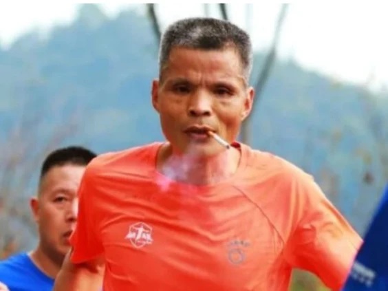 السلطات الصينية تستبعد العم تشين من السباقات: ممنوع التدخين أثناء الماراثون