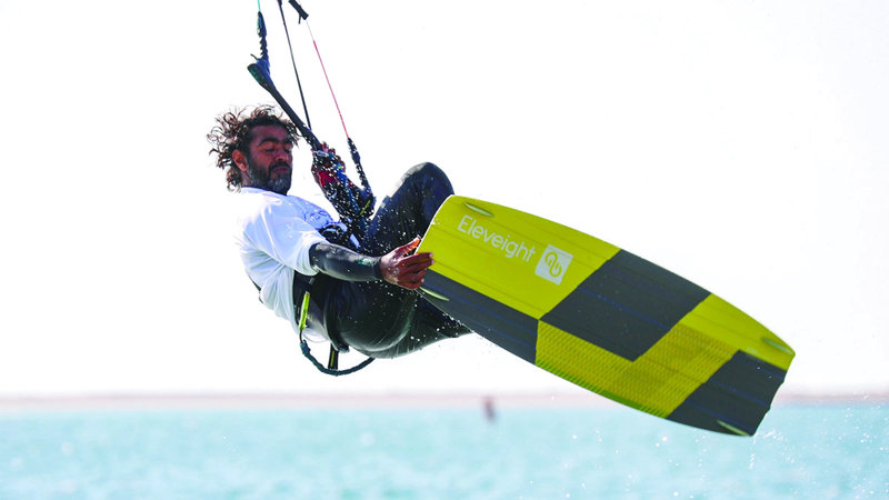 «كايت سيرف» في ضيافة شواطئ «جزر دبي»