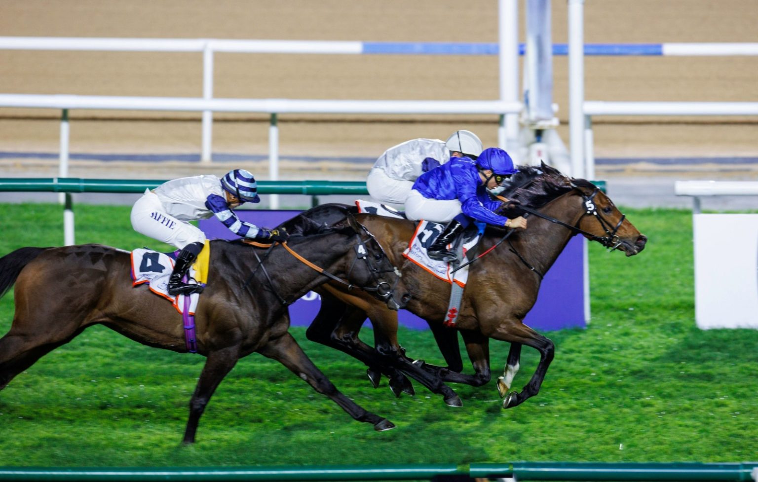 “وارين بوينت” يهدي فريق “غودولفين” النجمة الـ 10 في “دبي ملينيوم ستيكس” بـ “ميدان”