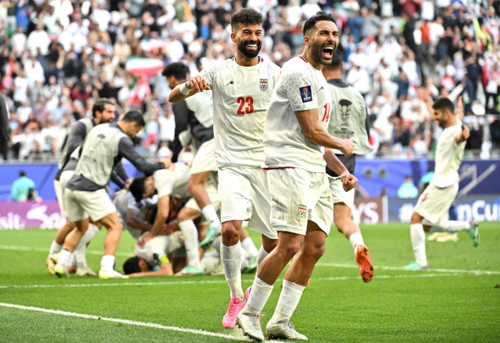 إيران تفكّ عقدة اليابان في الوقت القاتل وتبلغ نصف النهائي