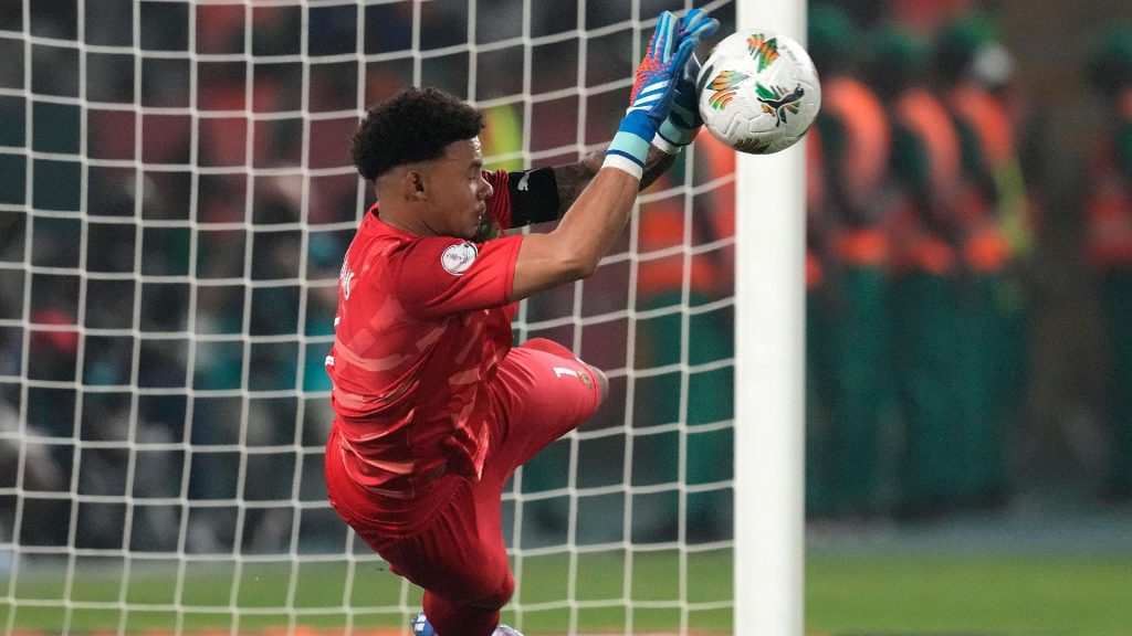 حارس مرمى جنوب إفريقيا يكشف سر تصديه لأربع ركلات جزاء