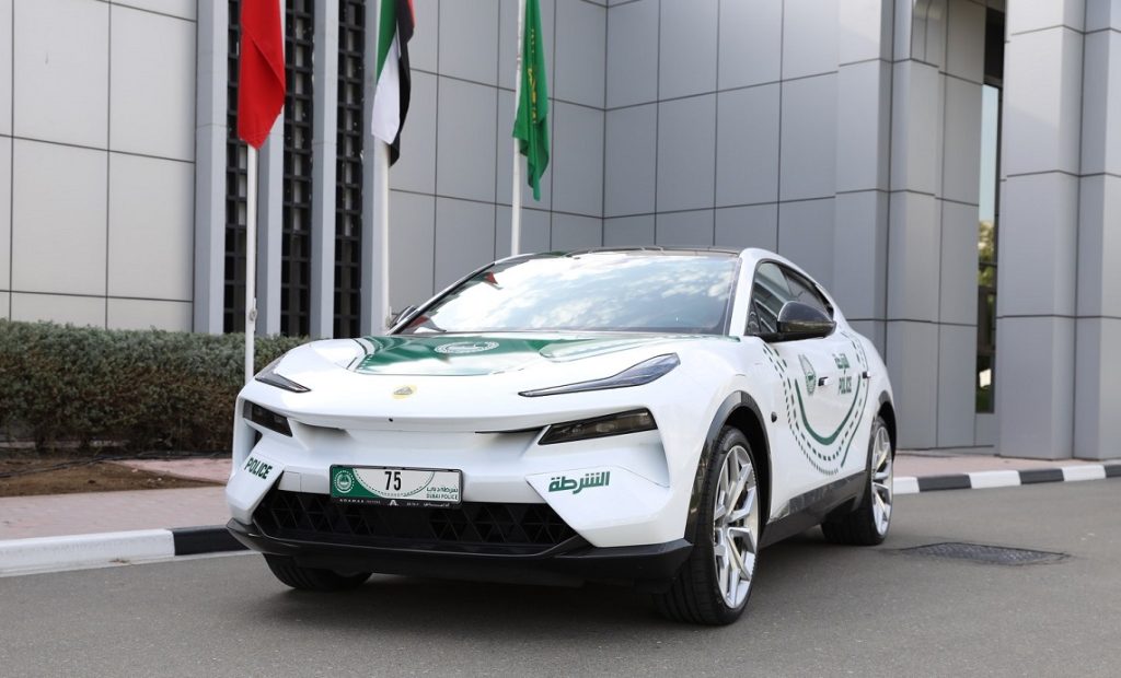شرطة دبي تضيف سيارة لوتس الكهربائية الفارهة لأسطول دورياتها