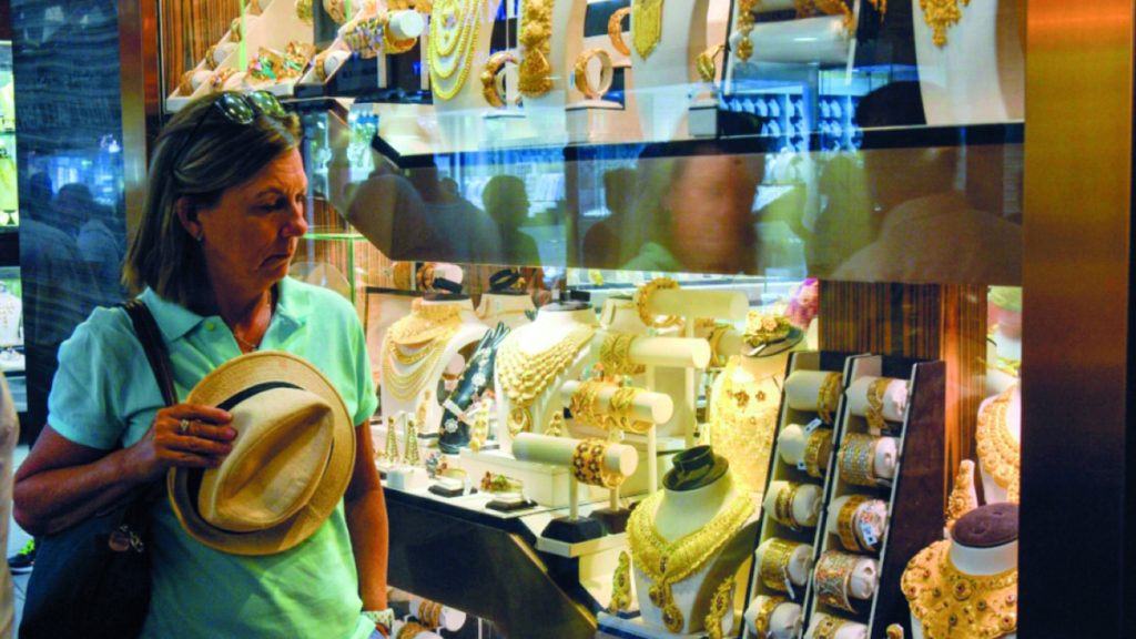 أسواق الذهب تشهد إقبالاً لافتاً من السيّاح