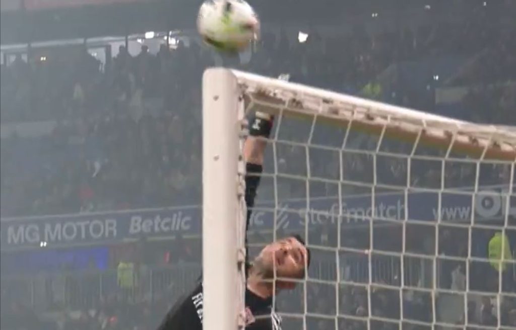 هدف أسطوري يضيع على النجم المغربي حارث (فيديو)