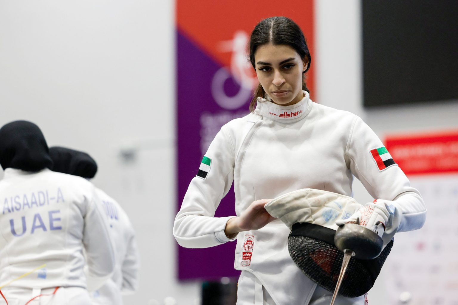 “زينب الحوسني”.. حكاية بطلة بدأت بـ”الريشة الطائرة” وسطع نجمها في “المبارزة”