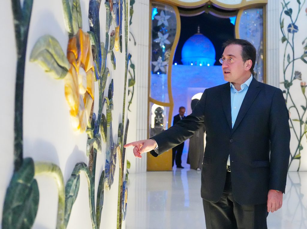 وزير خارجية إسبانيا يزور جامع الشيخ زايد الكبير