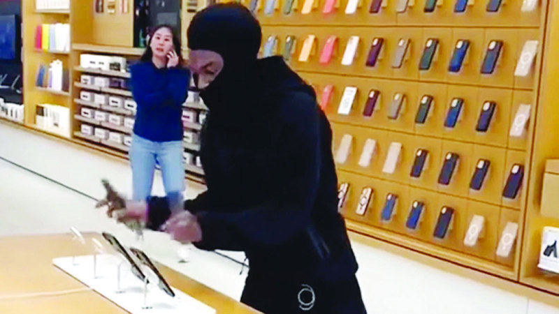 اعتقال أميركي سرق 50 هاتف «آي فون» من متجر