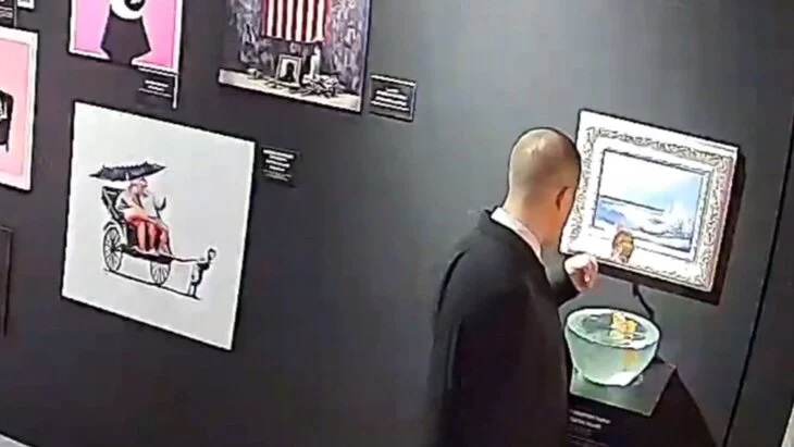 بسبب الضجر .. رجل أمن المتحف يحاول أكل قطعة فنية