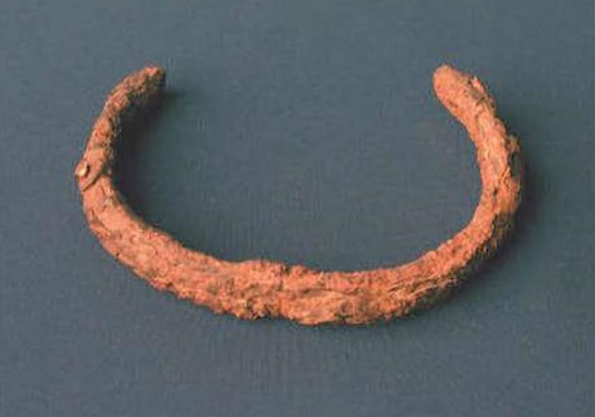 علماء يكتشفون قبعة وسواراً مصنوعين من ذهب من خارج كوكب الأرض