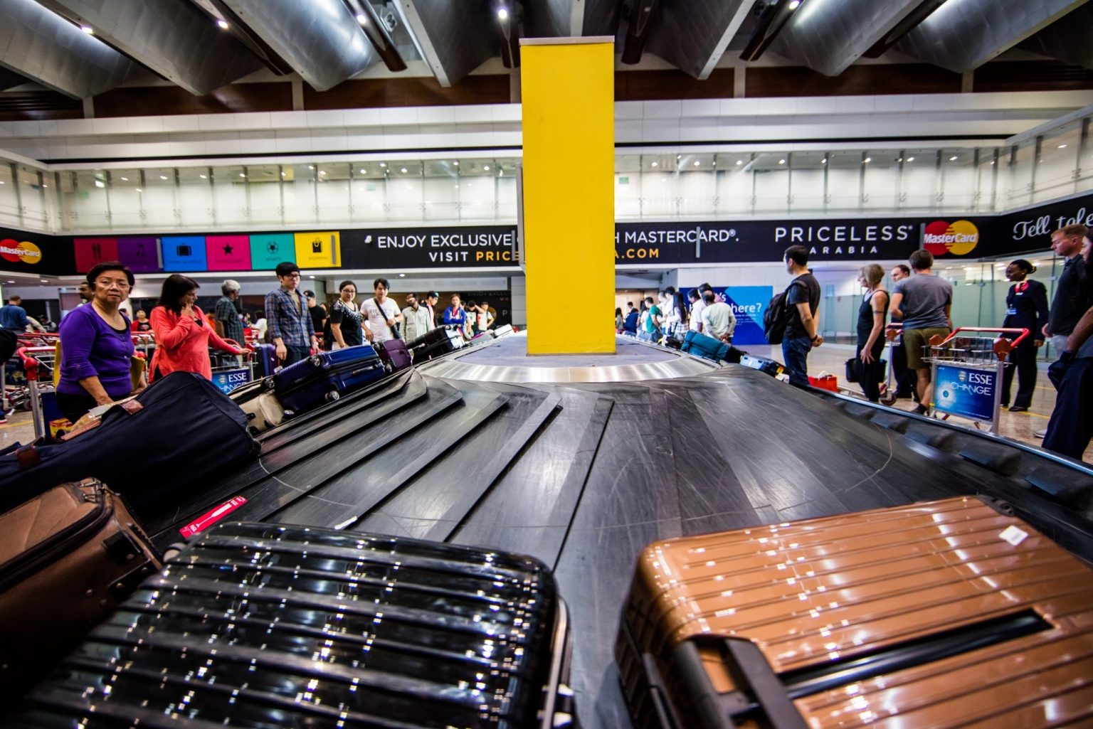 «جمارك دبي» تتعامل مع 128.4 ألف حقيبة في المطارات يومياً