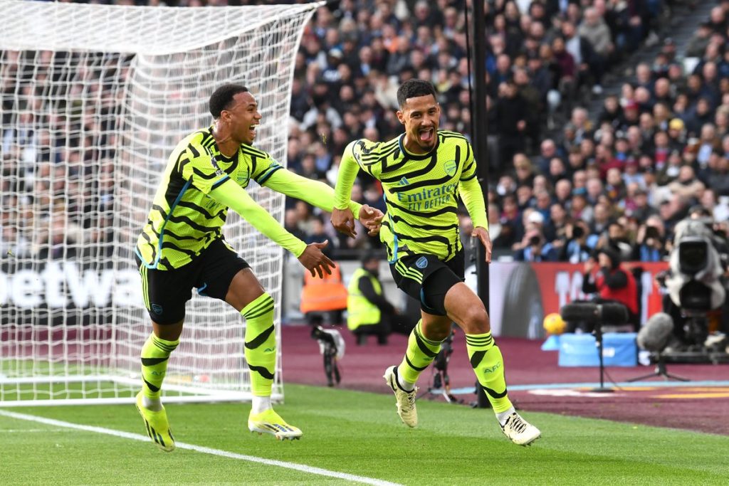 أرسنال يسحق وست هام في الدوري الإنجليزي ويقترب من ليفربول