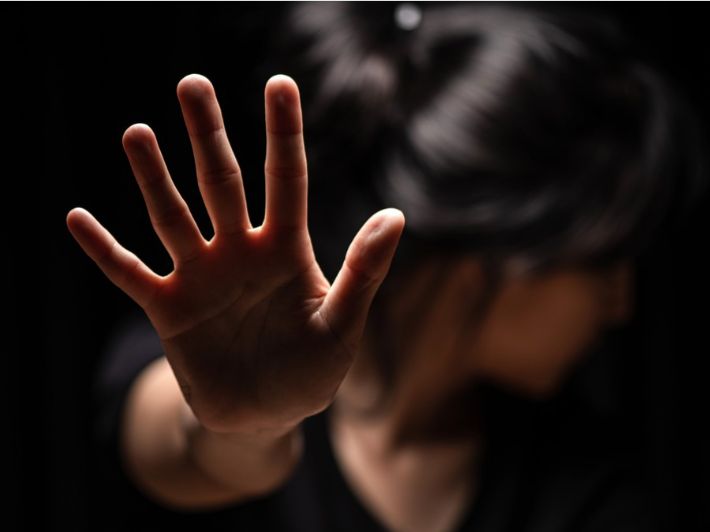 مقتل طفلة وضعتها أمّها (بالخطأ) في الفرن بدل السرير