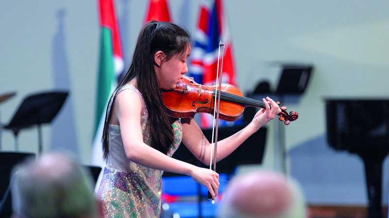 «معجزة الكمان» تعزف بصحبة موسيقيي الإمارات الشباب