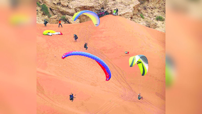 40 متسابقاً يتنافسون في انطلاق «دولية الشارقة للطيران الشراعي» اليوم