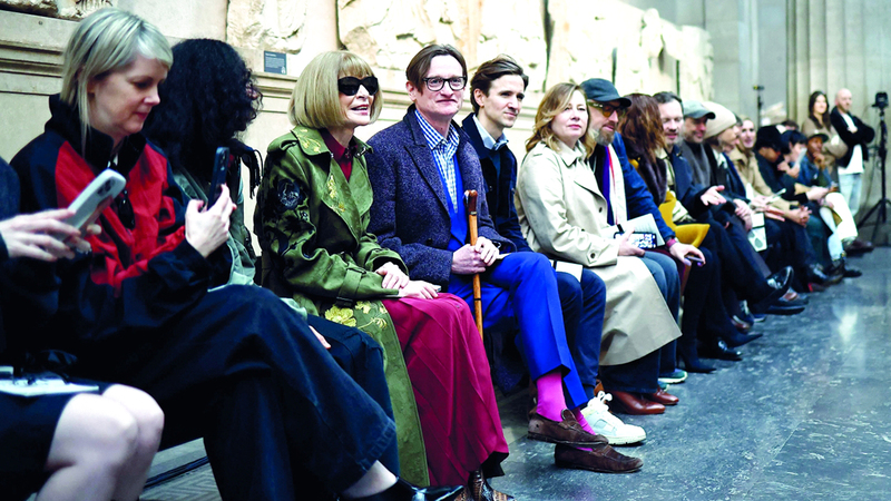 عرض الأزياء في لندن.. والغضب بأثينا