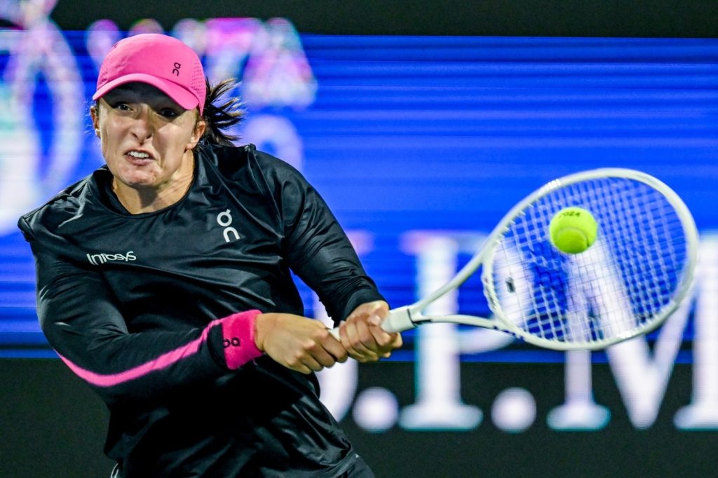 البولندية شفيونتيك تتأهل إلى نصف نهائي “تنس دبي”