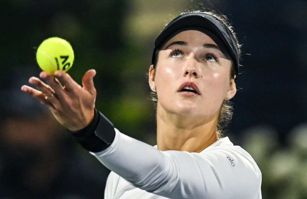 في مفاجأة كبيرة.. كالينسكايا تقصي شفيونتيك وتبلغ نهائي “تنس دبي”