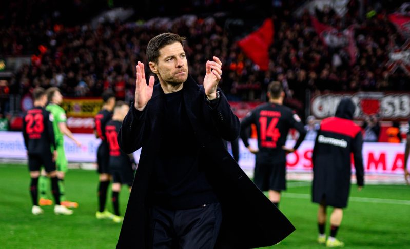 أغرب احتفال بهدف خلع قلب طبيب الفريق (فيديو)