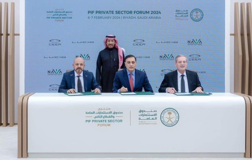 ما دور جمعية مصنعي السيارات وأكاديمية المركبات في تطوير قطاع السيارات في السعودية؟