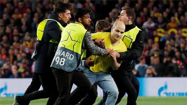 5 ممنوعات على الجماهير في قمة العين والنصر .. هذه عقوبة اقتحام أرضية الملعب