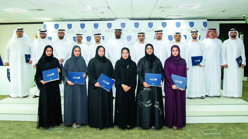 «الرقابة المالية» في دبي تخرّج الدفعة الأولى من برنامج «المدقق الحكومي»