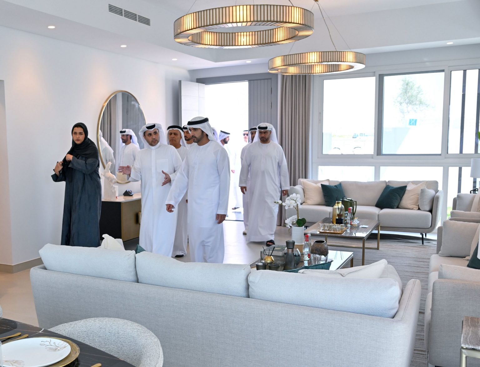 حمدان بن محمد يتفقّد سير العمل في المشروع الإسكاني للمواطنين في منطقة الخوانيج الثانية