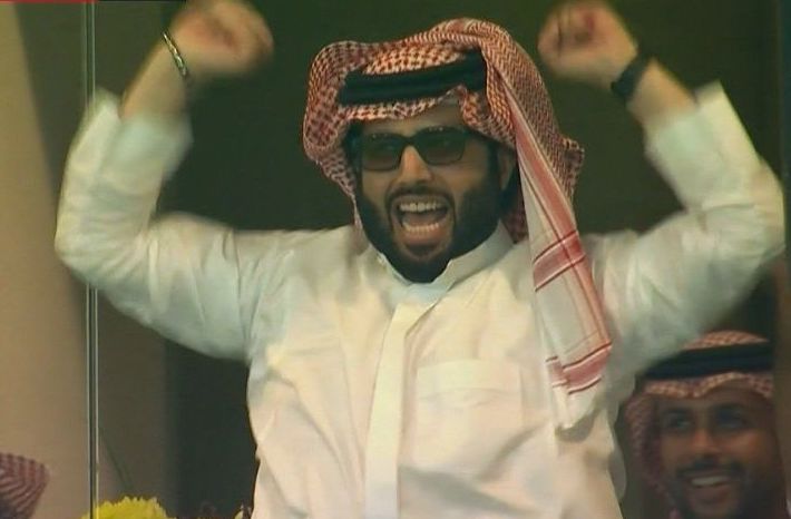 فرحة جنونية لتركي آل الشيخ عقب هدف الأهلي في الزمالك (فيديو)