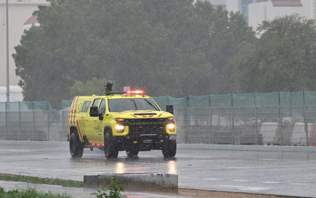 فرق الطوارئ الميدانية في دبي تؤكد جاهزيتها الكاملة في التعامل مع تقلبات الطقس وهطول الأمطار