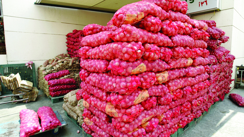 أسعار البصل تتراجع تدريجياً.. والأسواق تشهد وفرة في المعروض