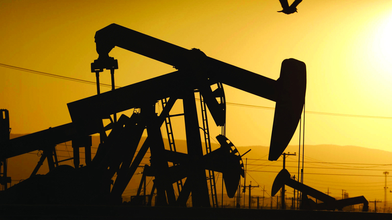 النفط يتكبد خسارة أسبوعية مع ضعف في الطلب الصيني