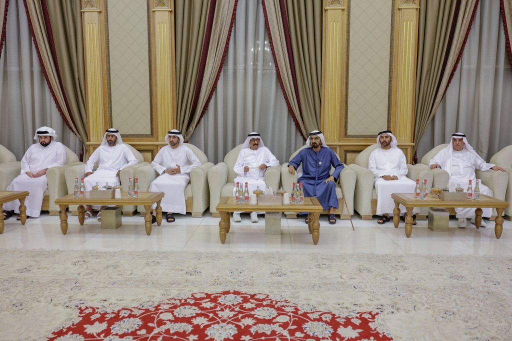 محمد بن راشد يقدم واجب العزاء في وفاة سعيد جمعة النابودة