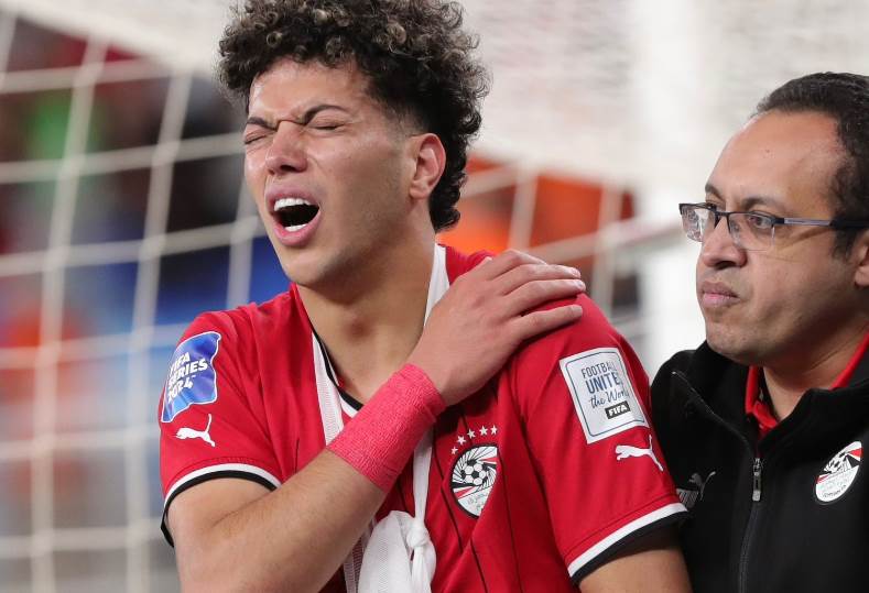 إصابة وبكاء إمام عاشور في مباراة مصر ونيوزيلاندا ونقله إلى المستشفى (فيديو)