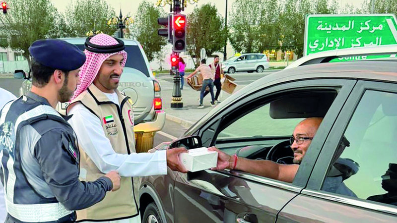 شرطة أبوظبي تشارك في مبادرة «كسر الصيام»
