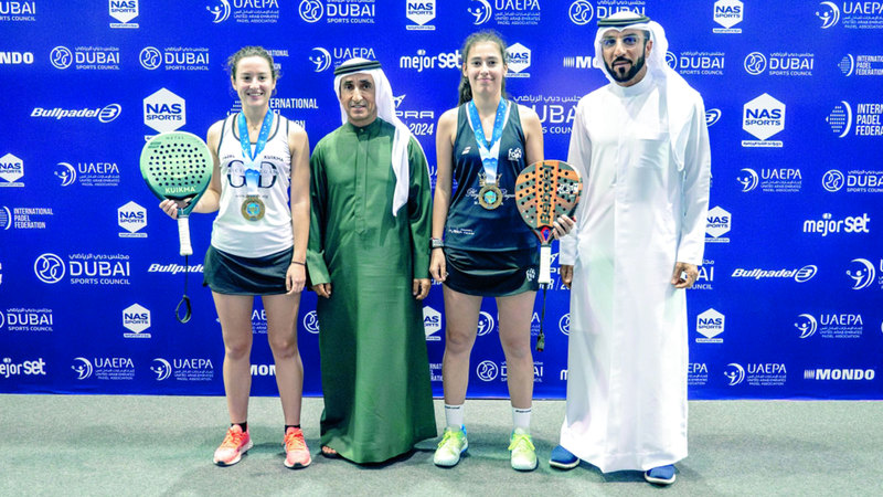 سعيد بن مكتوم يتوج الفائزين في بطولة الاتحاد الدولي للبادل بـ «ند الشبا»