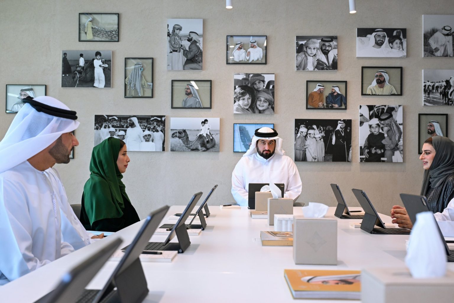 أحمد بن محمد: مستمرون في دعم قطاع الإعلام والاستثمار في المواهب والتقنيات المتطورة