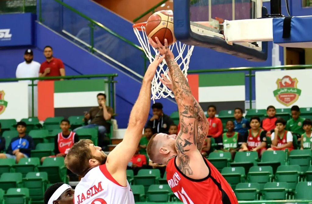 شباب الأهلي يهزم البطائح ويقترب من نهائي دوري السلة