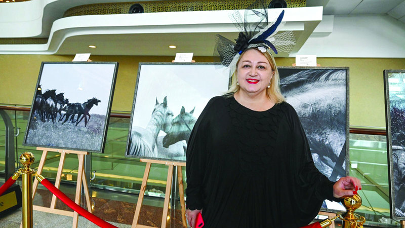 روسية تعرض لوحات فنية للخيول احتفاء بكأس دبي العالمي