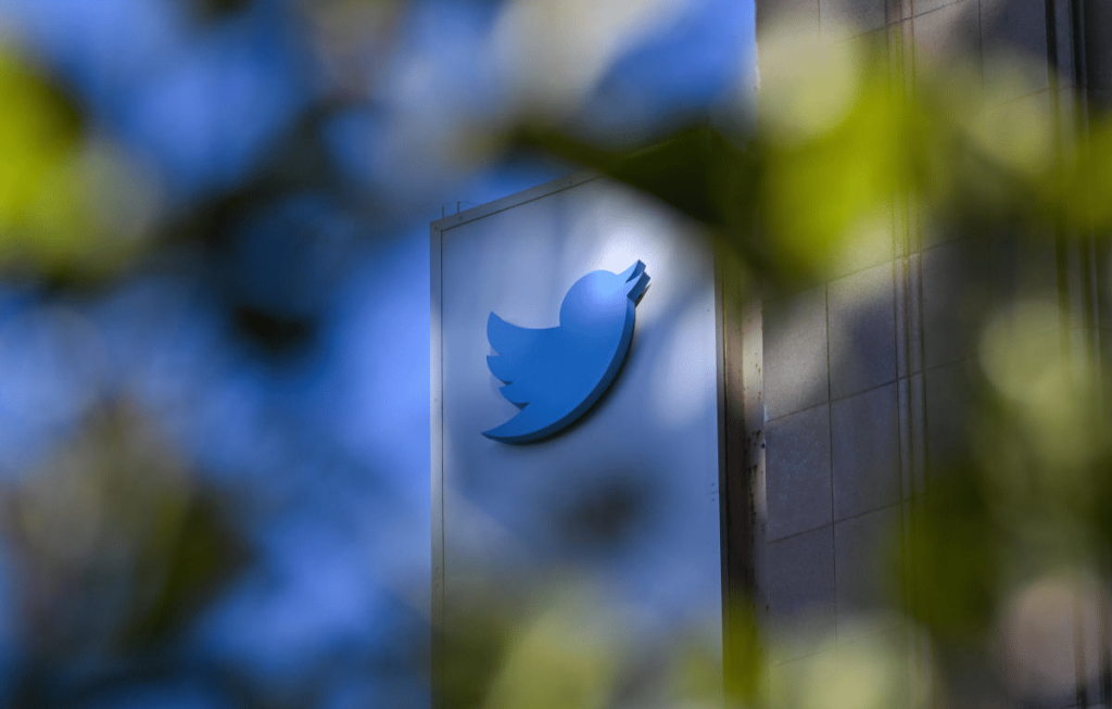 الرئيس التنفيذي السابق لتويتر يقاضي إيلون ماسك