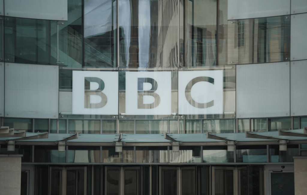 بي بي سي تلجأ إلى الذكاء الاصطناعي بدلًا من التعليق الصوتي