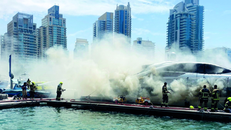 «دفاع مدني دبي» يسيطر على حريق في يخت