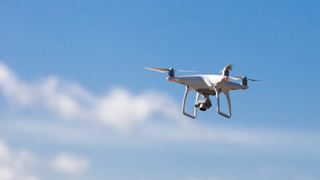 أبوظبي تصدر قراراً بشأن تنظيم استخدام الطائرات بدون طيار